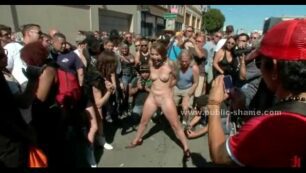 Esclava desnuda follada en público por una pandilla